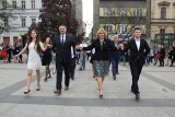 Maturzyści zatańczyli poloneza w centrum Bielska. Po raz pierwszy w historii ZDJĘCIA