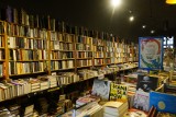 Arsenał to kultowa księgarnia w Poznaniu. Działa już ponad 28 lat. "Kiedyś był sukces, teraz czujemy rzeczywistość"