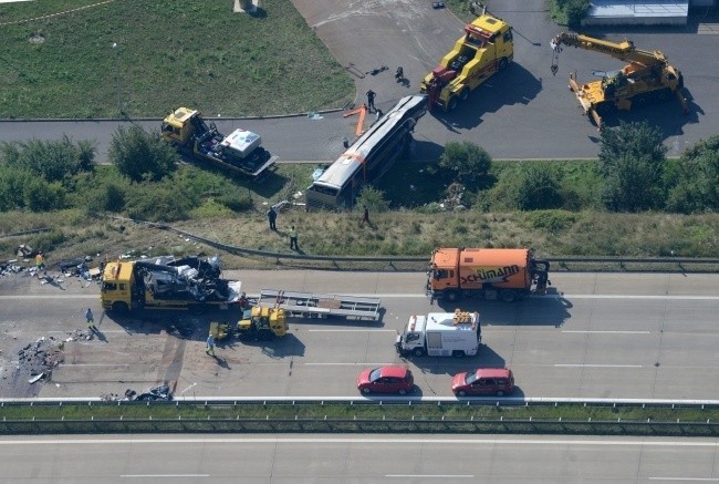 Wypadek pod Dreznem na A4. Zmarła 11 ofiara wypadku polskiego autokaru i busa [ZDJĘCIA]