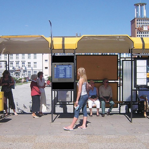 Wizualizacja elektronicznych rozkładów na przystanku w centrum Koszalina.