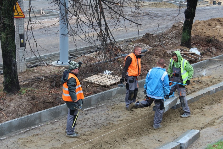 Na ul. Filaretów drogowcy układają nowy asfalt.
