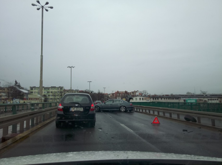 Wypadek na moście Dmowskiego. BMW uderzyło w barierki