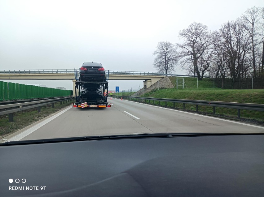 Samochód osobowy został już zabrany z miejsca wypadku....