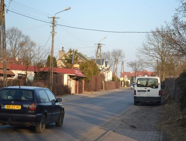 Pod prawą stroną tej ulicy w Borównie biegnie rura kanalizacyjna o przekroju 60 mm, do której nie chcą się podłączyć mieszkańcy.
