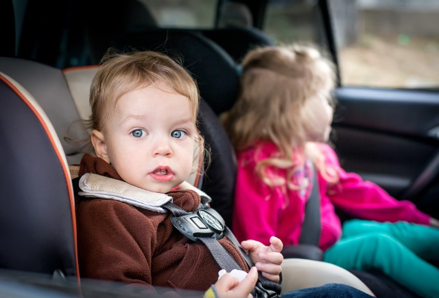 Aby bezpiecznie dotrzeć na miejsce wypoczynku, przed podróżą należy sprawdzić czy fotelik samochodowy pasuje do wzrostu i wagi dziecka.