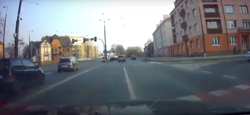 Pieszy jak samobójca! Tylko refleks kierowcy spowodował, że nie doszło do potrącenia na pasach w Bydgoszczy! [wideo]
