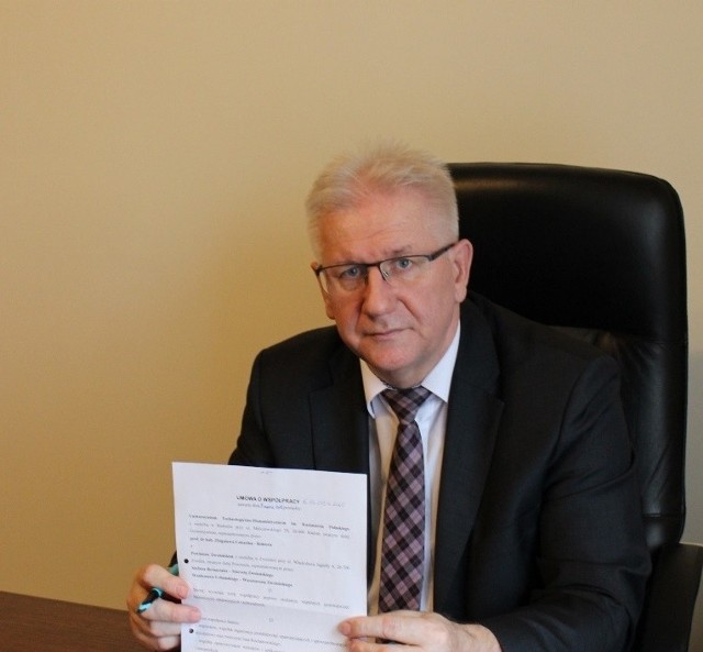 Umowę ze strony powiatu zwoleńskiego podpisał starosta Stefan Bernaciak.