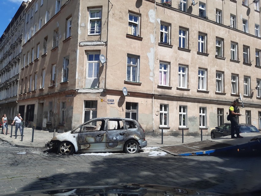 Pożar na Przedmieściu Oławskim. Spłonął samochód 