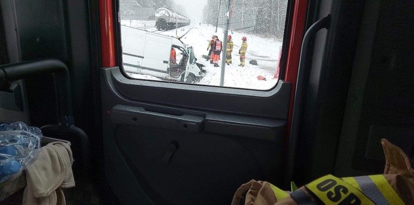 Tragedia na przejeździe kolejowym w Hucie Deręgowskiej w powiecie niżańskim. W zderzeniu busa z pociągiem towarowym zginęły dwie osoby