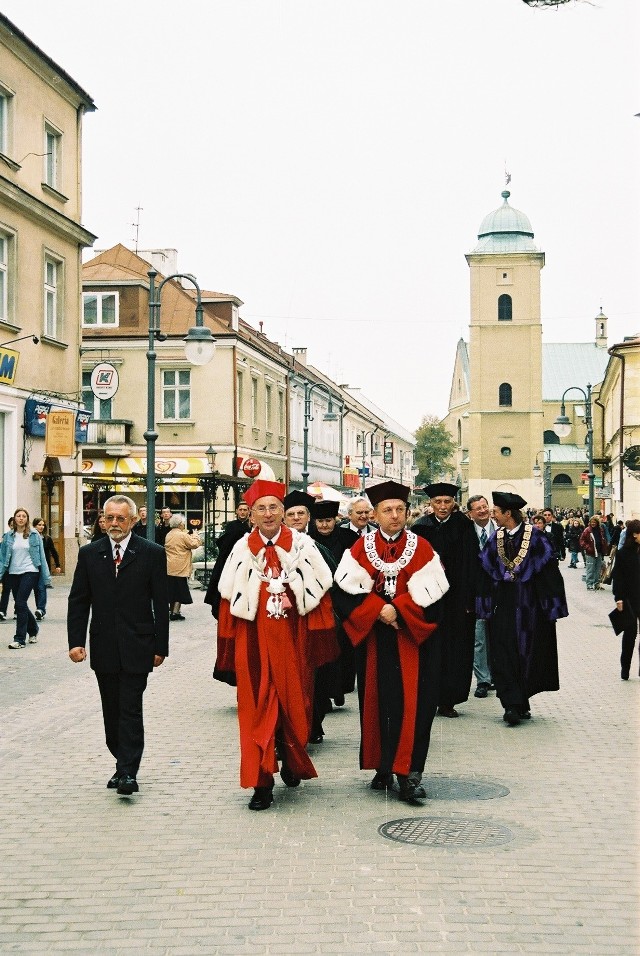 Pierwszym rektorem Uniwersytetu Rzeszowskiego był prof. dr hab. Tadeusz Lulek, na zdj. maszerujący w środku pierwszego szeregu. Po jego lewej stronie - inż. Maciej Lipski, dyr. administracyjny UR, po prawej - dr hab. Adam Czudec, pełnomocnik rektora ds. organizacji i rozwoju.