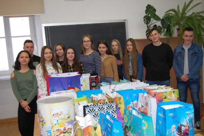 Uczniowie Collegium Gostomianum w Sandomierzu pomogli dzieciom w Łoniowie. Były prezenty i wspólna zabawa (ZDJĘCIA)