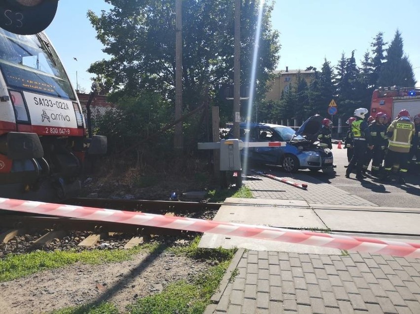 Pod nadjeżdżający pociąg wjechał kierujący skodą. Auto...