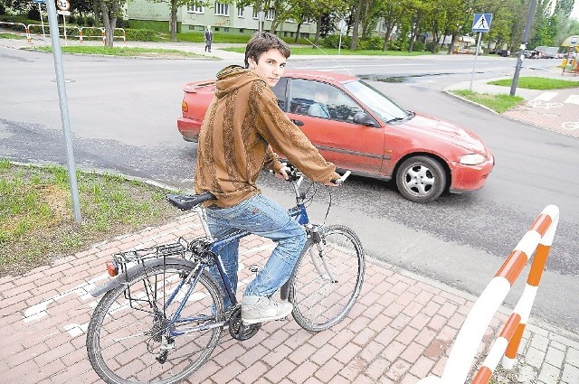Kierowco, pamiętaj! Rowerzysta jadący po ścieżce rowerowej przecinającej jezdnię ma pierwszeństwo. (fot. Daniel Polak)