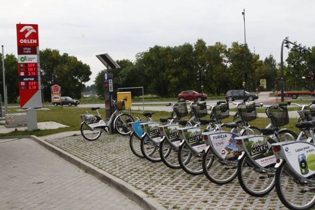 Rowerowy terminal  został ustawiony m.in. na stacji Orlenu przy ul. Rokicińskiej i Augustów.