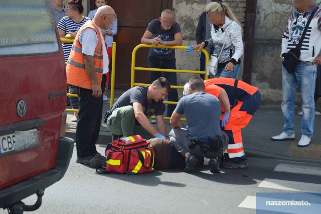 Po godz. 12 doszło do groźnego potrącenia na ul. Okrzei.. Jako pierwsi na miejscu zdarzenia byli policjanci, którzy przejeżdżali obok tuż po potrąceniu. Szybko udzielili pomocy mężczyźnie, zabezpieczyli miejsce wypadku i powiadomili pogotowie. >> Najświeższe informacje z regionu, zdjęcia, wideo tylko na www.pomorska.pl 