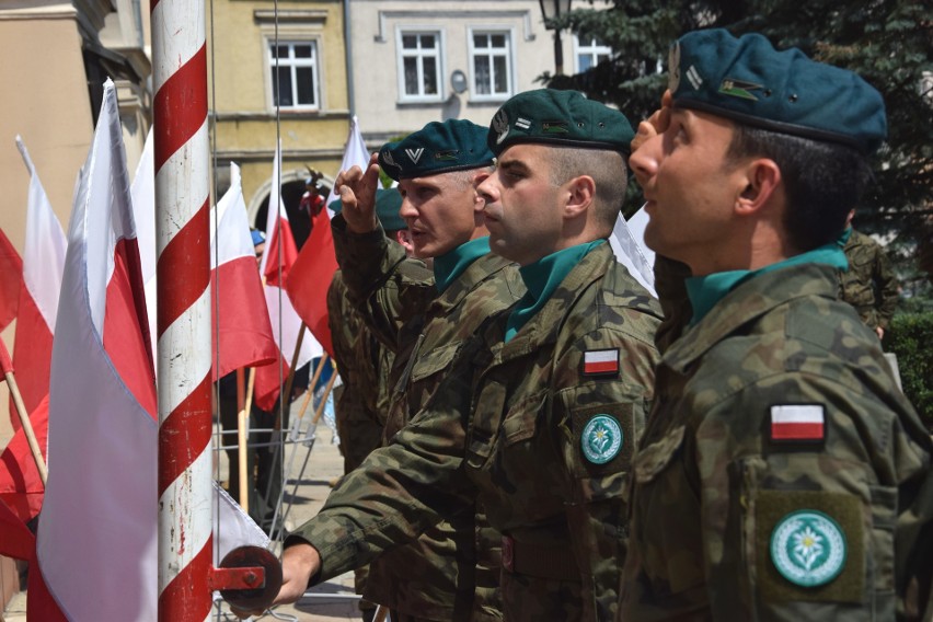 Obchody Międzynarodowego Dnia Uczestników Misji Pokojowych i Dnia Weterana Działań Poza Granicami Państwa w Jarosławiu [ZDJĘCIA]