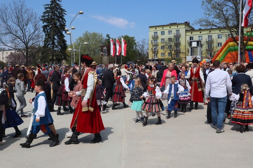 Poloneza czas zacząć! Mieszkańcy Świdnika z przytupem obchodzą Święto Konstytucji 3 maja [ZDJĘCIA]