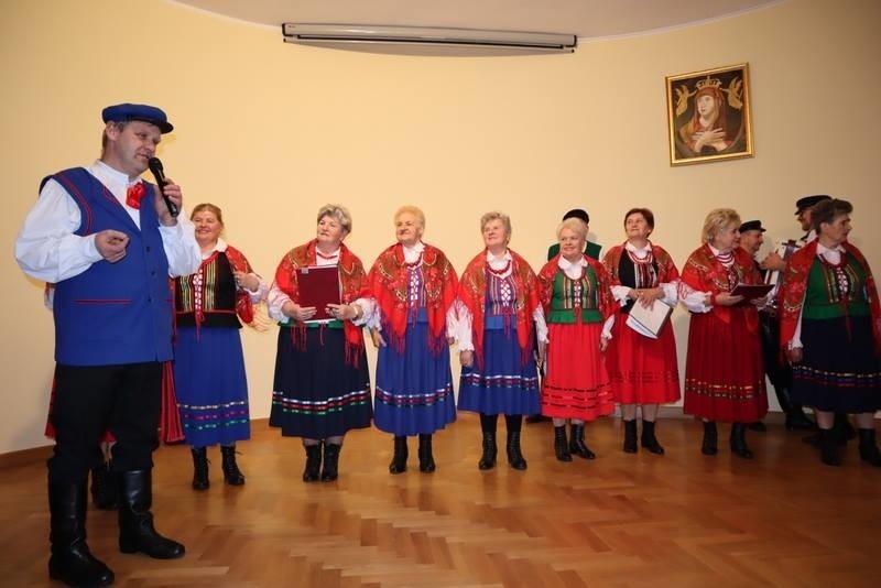 Zespół Domaszowianki podczas gościnnego występu w Powsinie.