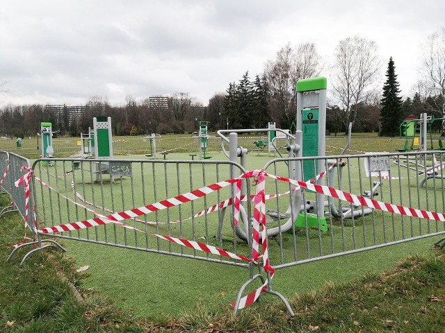 Nieczynna z powodu zagrożenia zarażeniem się koronawirusem siłownia pod chmurką w Parku Śląskim.Zobacz kolejne zdjęcia. Przesuwaj zdjęcia w prawo - naciśnij strzałkę lub przycisk NASTĘPNE