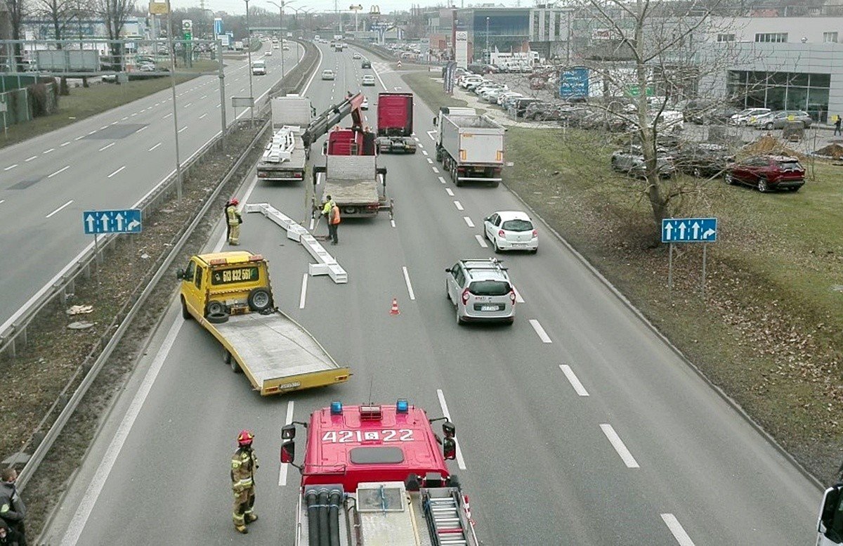 Groźny wypadek na DTŚ w Chorzowie. Stalowe przęsło spadło