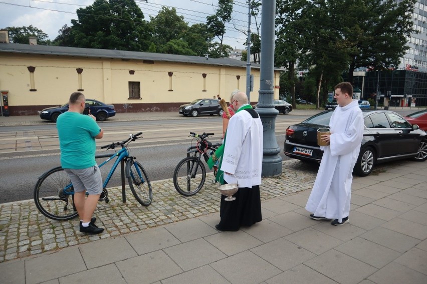 Święcenie pojazdów przed łódzką katedrą. W kolejce 50 samochodów i osoby na wózkach inwalidzkich ZDJĘCIA