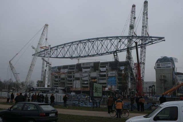 Przedostatni z głównych elementów konstrukcyjnych dachu stadionu przy Bułgarskiej już jest na swoim miejscu