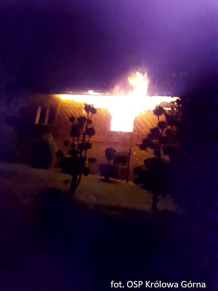 Mamy zdjęcia z nocnego pożaru w podsądeckiej wiosce. Gasiło go aż 10 zastępów straży [ZDJĘCIA]