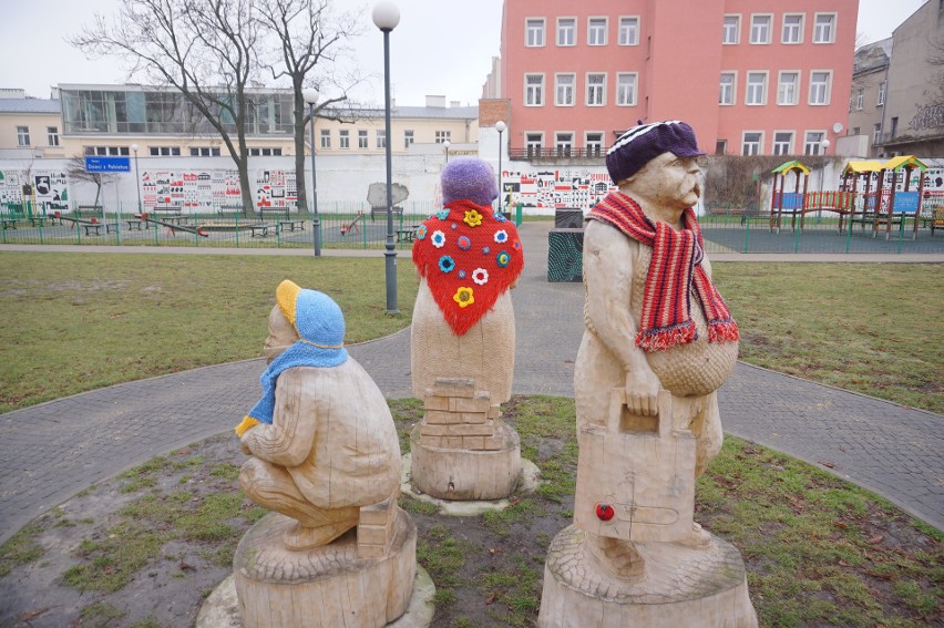 Rzeźby przy Centrum Kultury dostały zimowe ubrania 