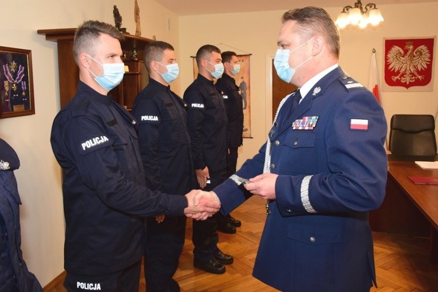Pięciu nowo przyjętych policjantów złożyło ślubowanie w Komendzie Wojewódzkiej Policji w Rzeszowie [ZDJĘCIA]