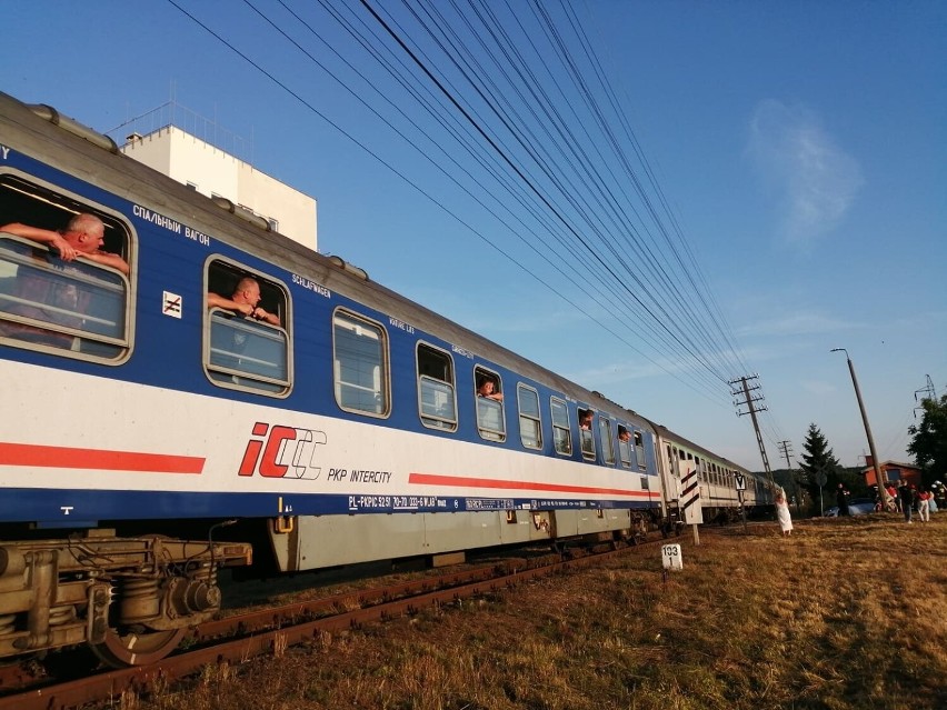 W Lęborku samochód wjechał pod pociąg. Jedna osoba trafiła...