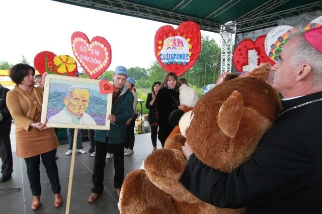 Najpiękniejsze serce z ręcznie haftowanym portretem Jana Pawła II przygotowali podopieczni Domu Pomocy Społecznej w Miechowie i otrzymali pierwszą nagrodę &#8211; wielkiego pluszowego miśka z rąk biskupa Mariana Florczyka.