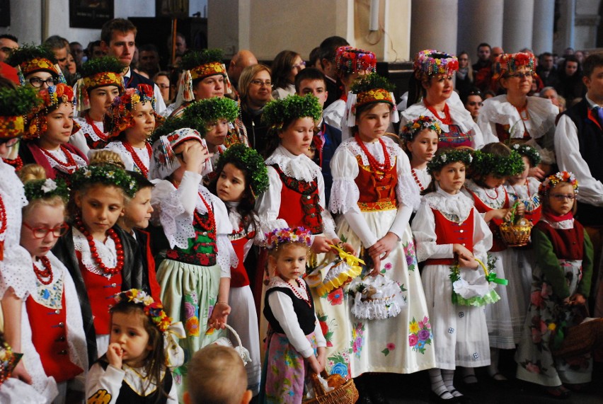 W Bytomiu-Rozbarku święcili pokarmy wielkanocne w strojach...