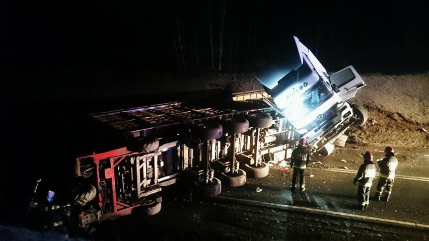Wypadek koło Żarnowa. Ciężarówka przewrócona na DK74. Jedna...