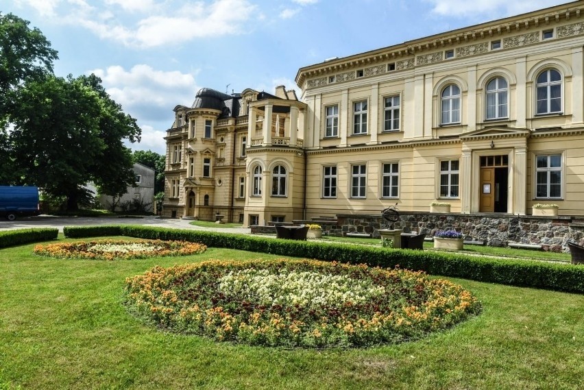 Warto odwiedzić kompleks pałacowo-parkowy w Ostromecku.