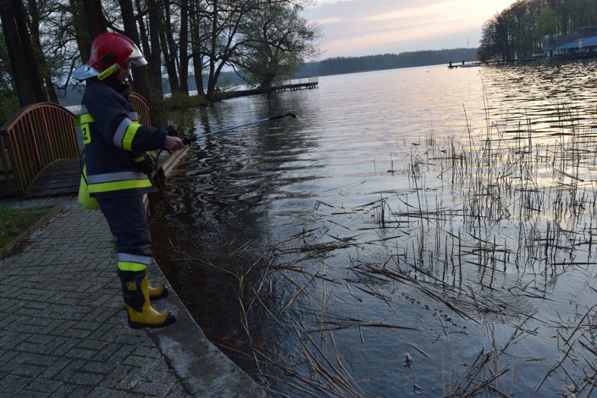 Środek absorbujący podawany przez strażaków