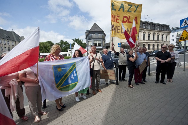 Mielno kontra Sianów. Protest w sprawie zmian administracyjnych w regionie. Doszło do przepychanek, interweniowała policja. Minister Szefernaker tonuje nastroje: Widać, że obu stronom bardzo zależy na tej sprawie.Czytaj więcej >>>