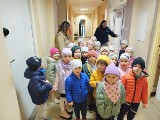 Przedszkolaki odwiedziły Komendę Policji w Białobrzegach. Policjanci pokazali im swoje miejsce pracy. Zobacz zdjęcia
