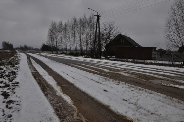 Asfalt prowadzi tu tylko pod posesję pracownicy gminy