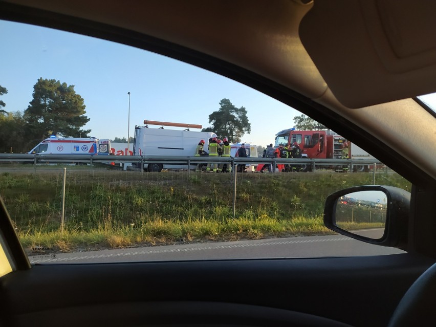 Łyski. Wypadek na wjeździe do Białegostoku. Bus wjechał w tył ciężarówki. Dwie osoby zakleszczone w aucie. Korek na węźle Porosły [ZDJĘCIA]