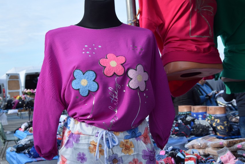 Pełno wiosennych ubrań na słynnym targowisku przy Dworaka w Rzeszowie. Zobacz, co można tam kupić [ZDJECIA]