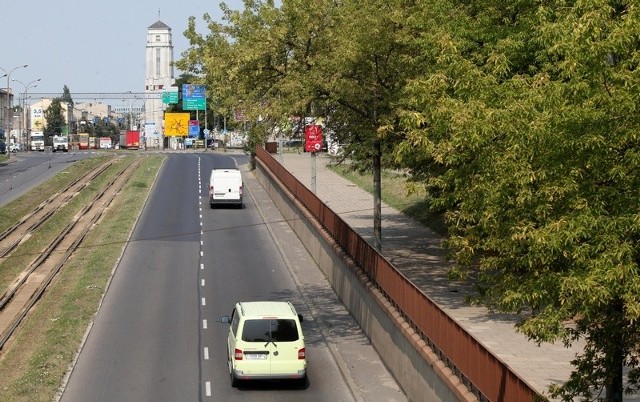 Od skrzyżowania ul. Broniewskiego i ul. Paderewskiego do ul Chóralnej ścieżka pojawi się na wschodniej stronie ul. Rzgowskiej.