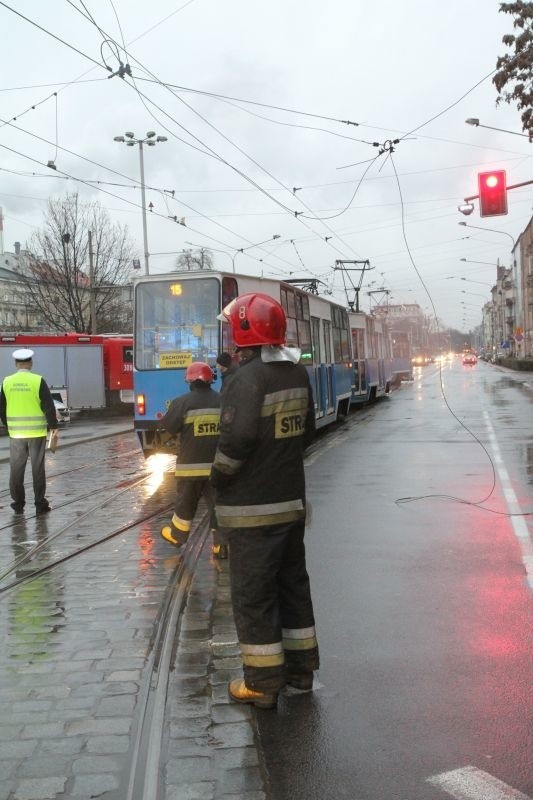 Zerwana trakcja na Pomorskiej spadła na samochody