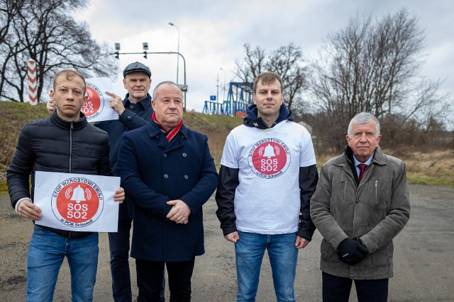 Przedstawiciele Inicjatywy "STOP Wzrostowi Emisji Zanieczyszczeń w PCK Schwedt!" zorganizowali przy moście w Krajniku Dolnym (przy przejściu granicznym) konferencję prasową.