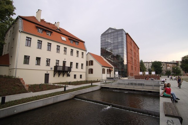 Klimatyzowany Czerwony Spichrz (na zdj. pierwszy budynek od prawejj strony) wreszcie spełnia warunki niezbędne do organizowania muzealnych ekspozycji.