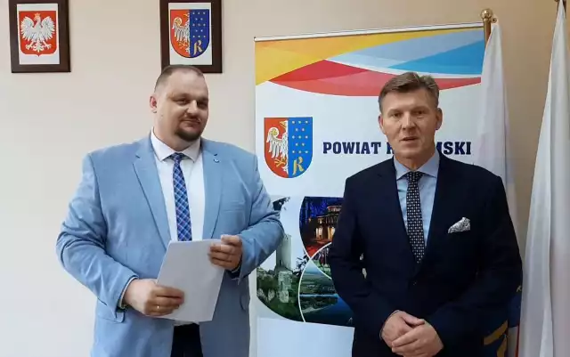 Od lewej: Sebastian Murawski, wicedyrektor Powiatowego Urzędu Pracy oraz Waldemar Trelka, starosta powiatu radomskiego.