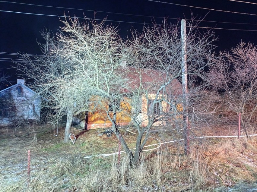 Pożar drewnianego domu w Birczy w powiecie przemyskim. Pogotowie ratunkowe zabrało do szpitala mężczyznę [ZDJĘCIA]