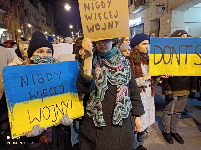 Wczoraj rano, 24.02.2022 roku, Rosja rozpoczęła inwazję na Ukrainę, co oznacza wybuch wojny. Z tego powodu, dziś, zorganizowano w Łodzi protest przeciwko wojnie.