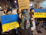 Protest przeciwko wojnie w Łodzi. Setki osób pojawiły się na ulicy Piotrkowskiej. Łódź wspiera Ukrainę