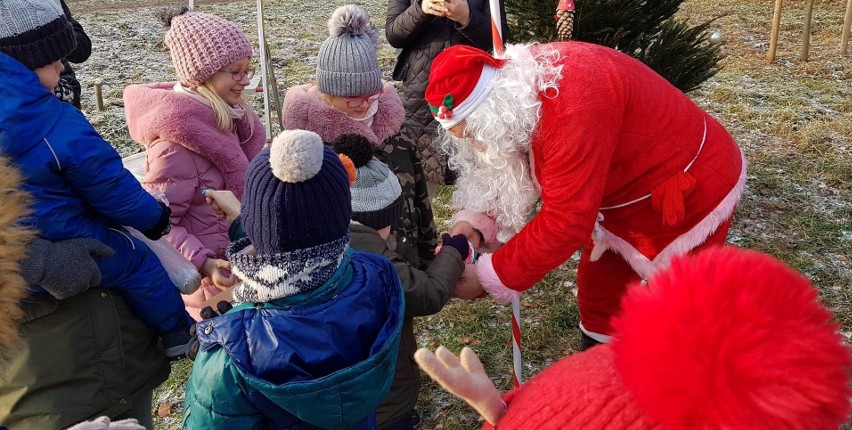 Święty Mikołaj rozdawał dzieciom drobne upominki