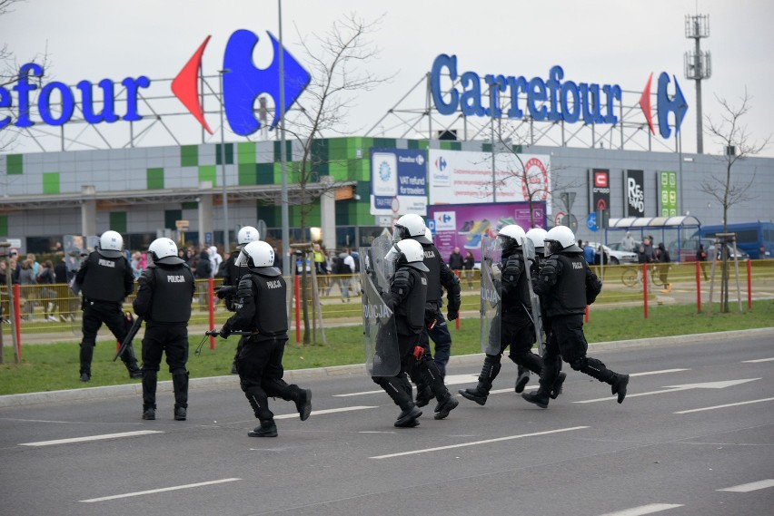 Zamieszki po śmierci Pawła Klima. Starcie ludzi z policją pod komisariatem (zdjęcia, wideo)